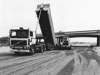 842626 Afbeelding van de verhardingswerkzaamheden van het tracé van de Zuilense Ring (rondweg Utrecht-Maarssen, ...